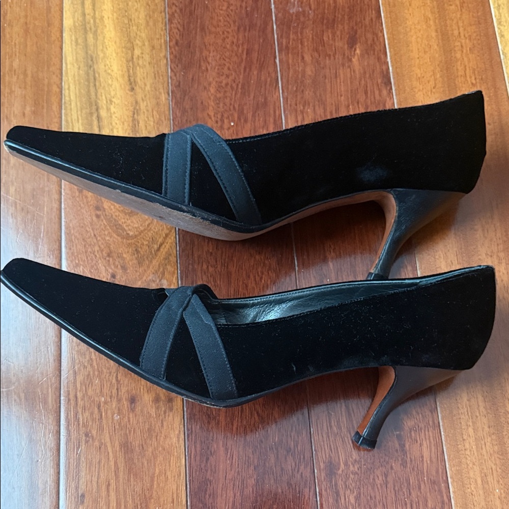 Beautiful and classy Donald J. Pliner Black Velvet Heels - Picture 2 of 5